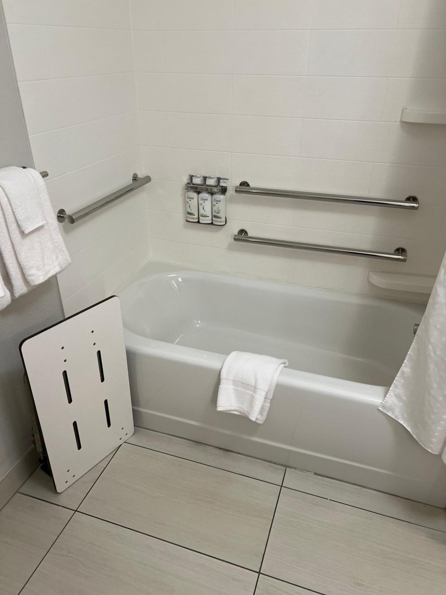 Holiday Inn Express & Suites Mobile - University Area By Ihg Екстериор снимка