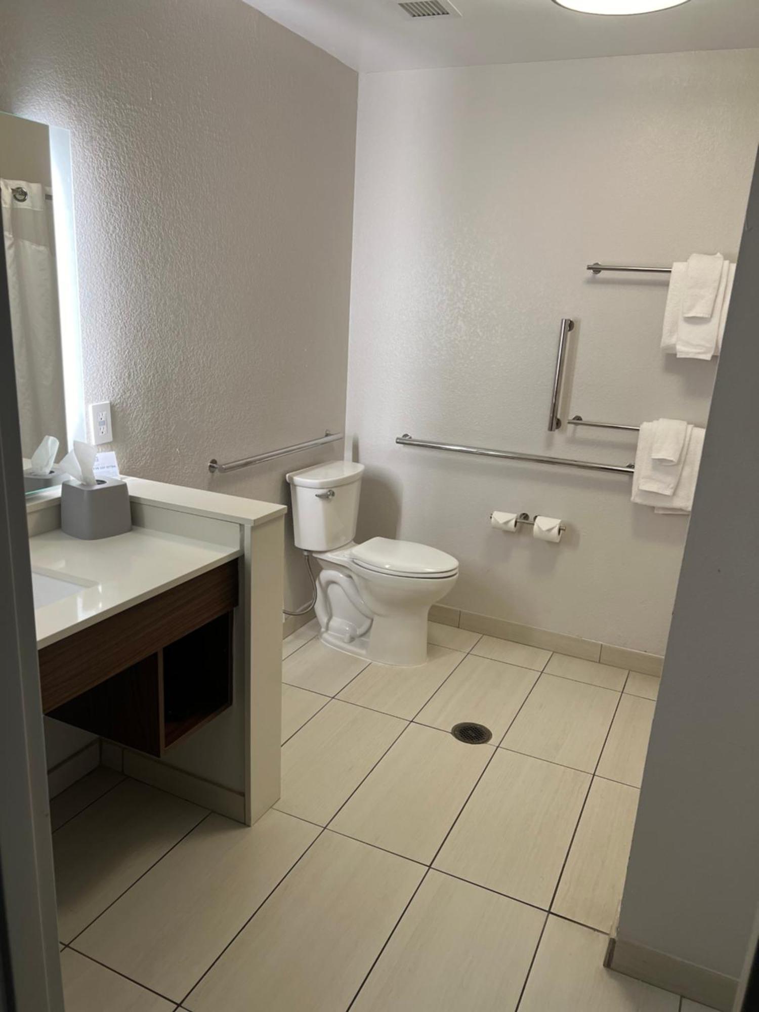 Holiday Inn Express & Suites Mobile - University Area By Ihg Екстериор снимка