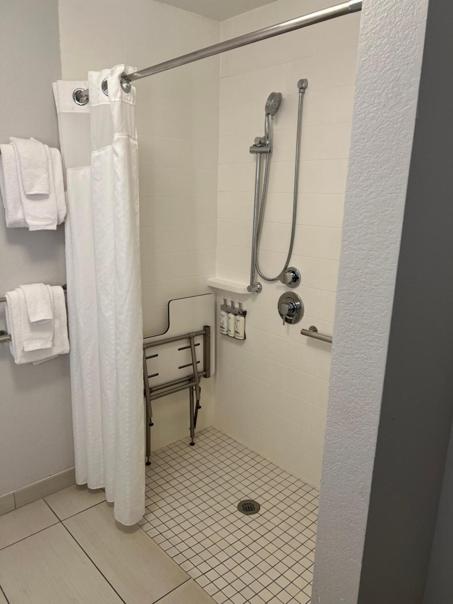Holiday Inn Express & Suites Mobile - University Area By Ihg Екстериор снимка