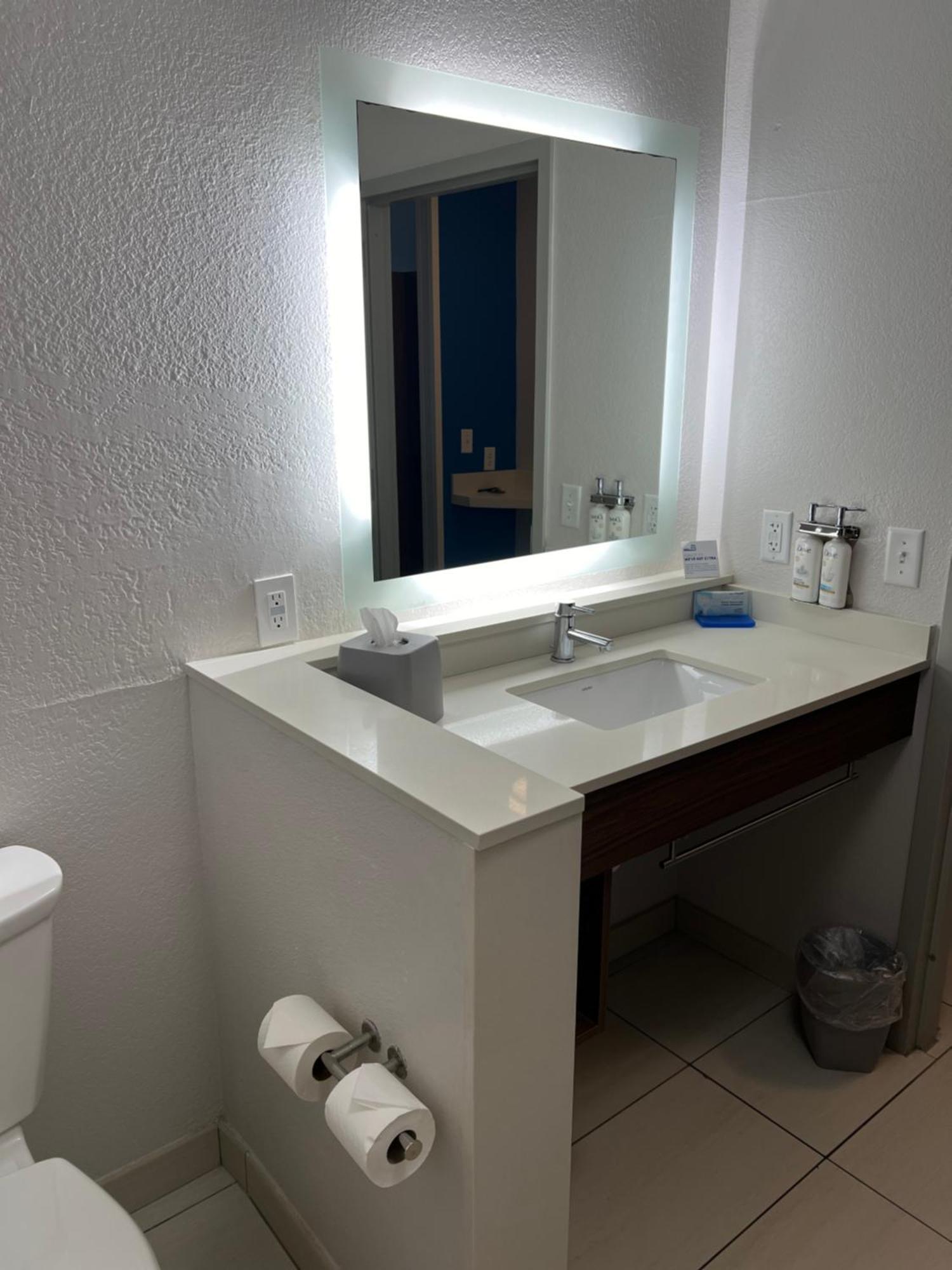 Holiday Inn Express & Suites Mobile - University Area By Ihg Екстериор снимка