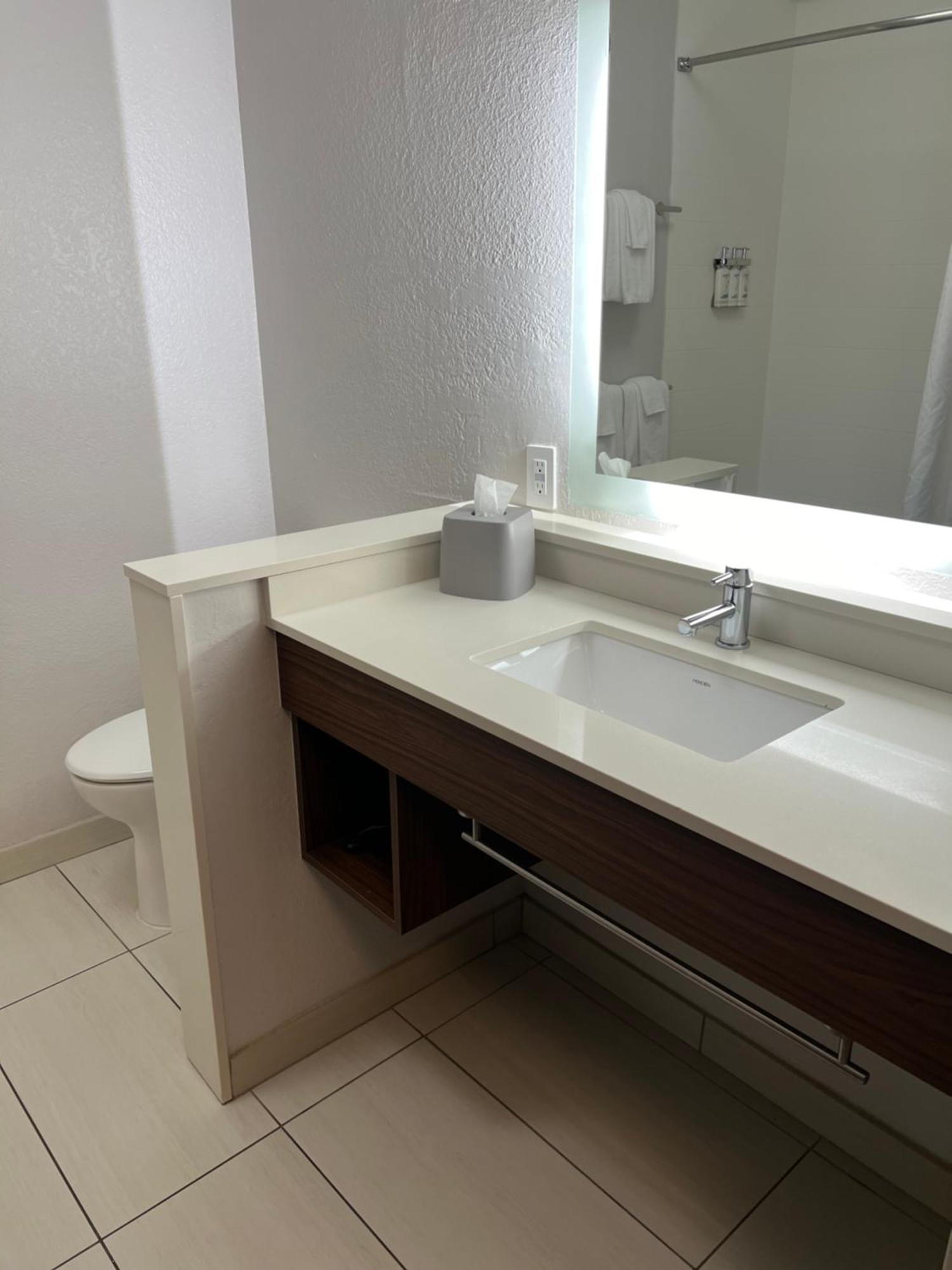 Holiday Inn Express & Suites Mobile - University Area By Ihg Екстериор снимка